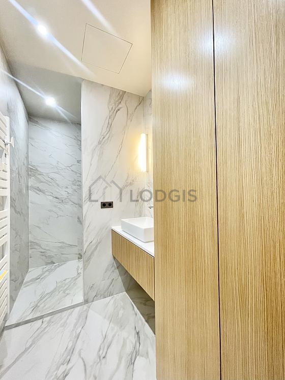 Salle de bain équipée de douche séparée