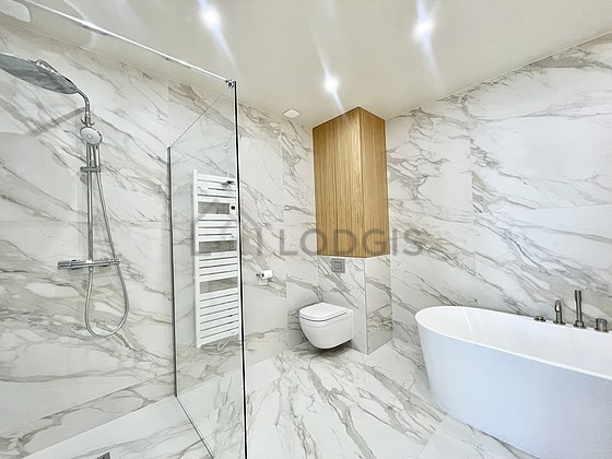 Salle de bain équipée de baignoire