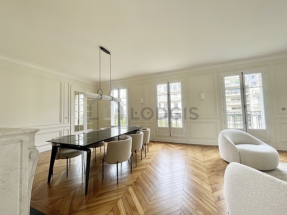 Superbe salle à manger avec du parquet au sol