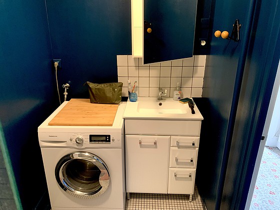 Salle de bain équipée de lave linge, douche séparée