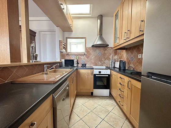 Kitchen where you can have dinner for 2 person(s) equipped with dishwasher, hob, refrigerator, crockery