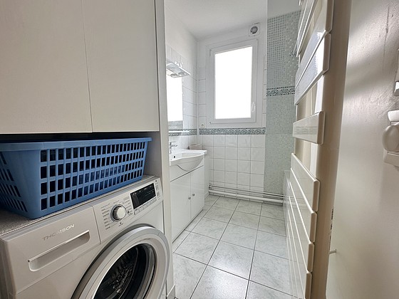 Belle salle de bain claire avec du carrelage au sol