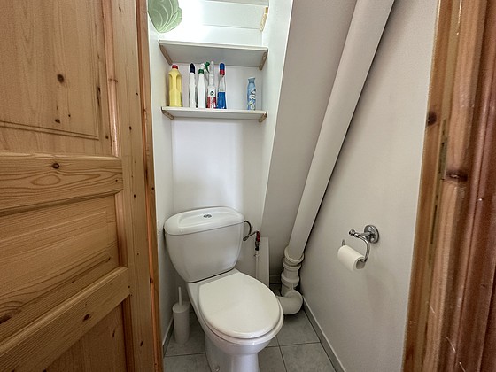 Toilettes indépendantes de la salle d'eau