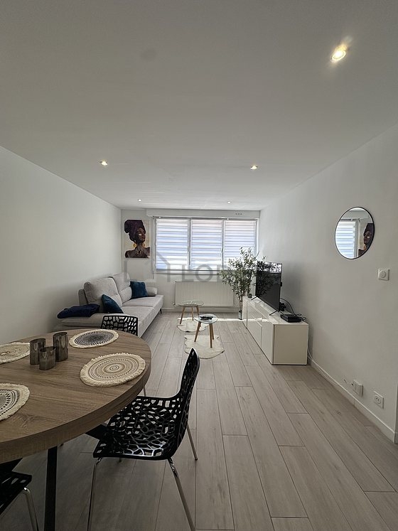 Salon avec du parquet au sol