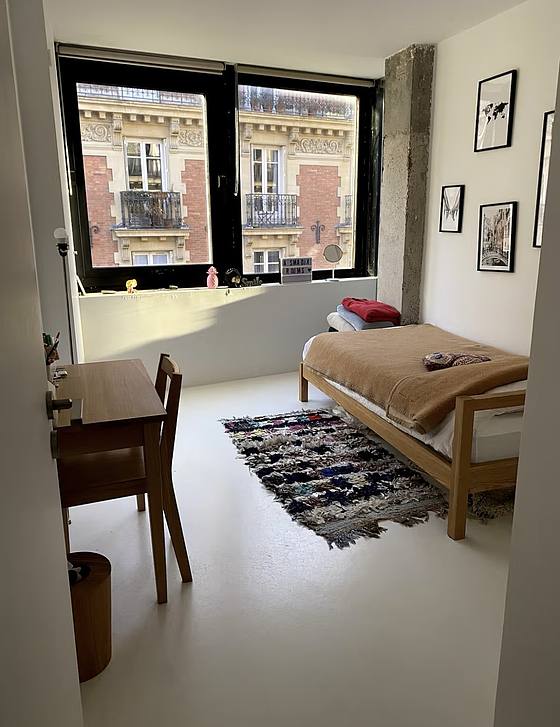 Chambre avec du béton au sol