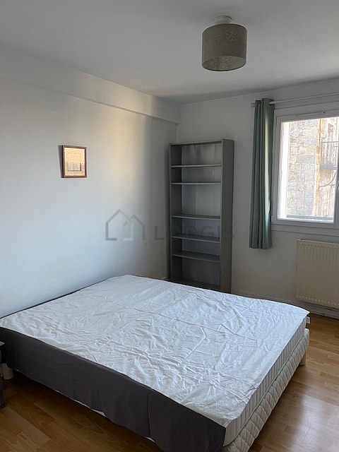 Chambre avec du parquet au sol