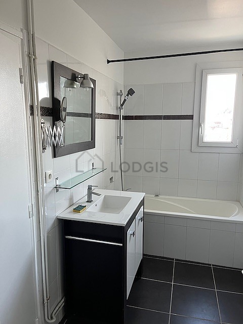 Agréable salle de bain très claire avec du carrelage au sol