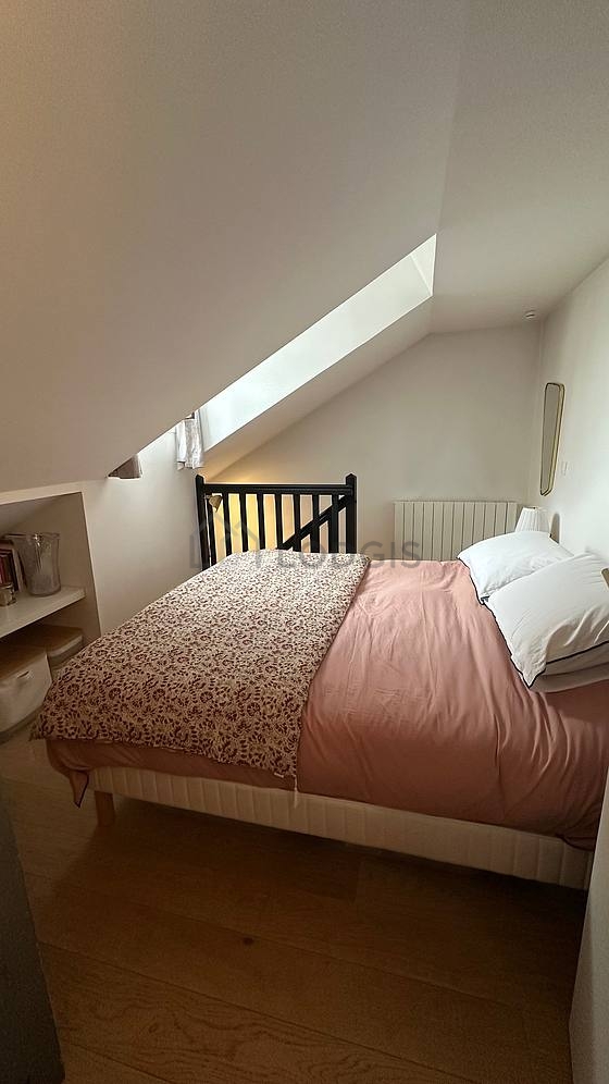 Chambre avec du parquet au sol