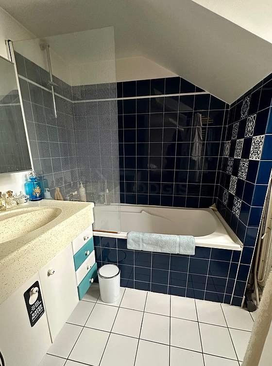 Salle de bain claire avec du carrelage au sol