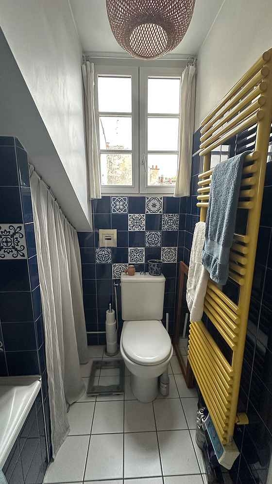 Salle de bain équipée de placard