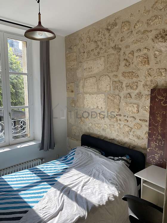 Chambre avec fenêtres