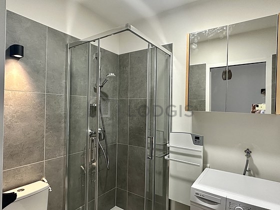 Salle de bain avec du carrelage au sol