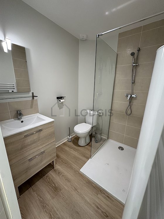 Pleasant and very bright bathroom with wooden floor