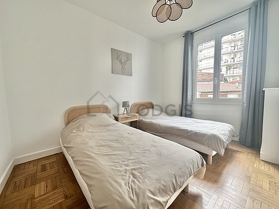 Chambre avec du parquet au sol