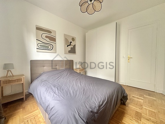 Chambre avec fenêtres donnant sur cour