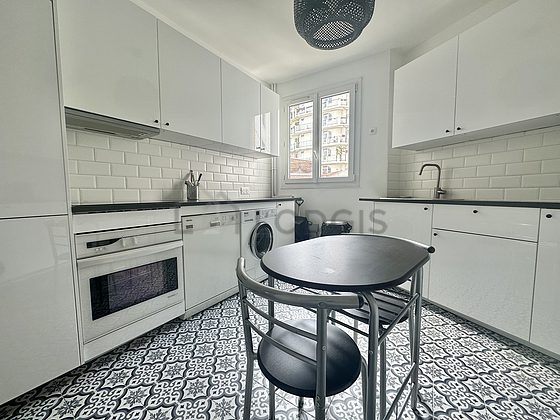 Cuisine dînatoire pour 2 personne(s) équipée de lave linge, réfrigerateur, hotte, vaisselle