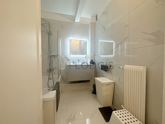 Belle salle de bain claire avec du carrelage au sol