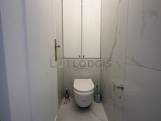 Toilettes indépendantes de la salle d'eau