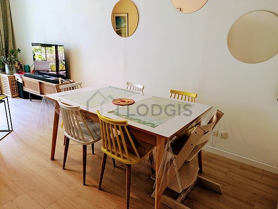 Grand salon de 33m² avec du parquet au sol