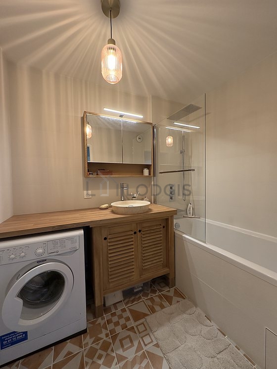 Salle de bain avec du carrelage au sol
