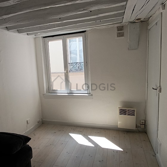 Salon avec du parquet au sol