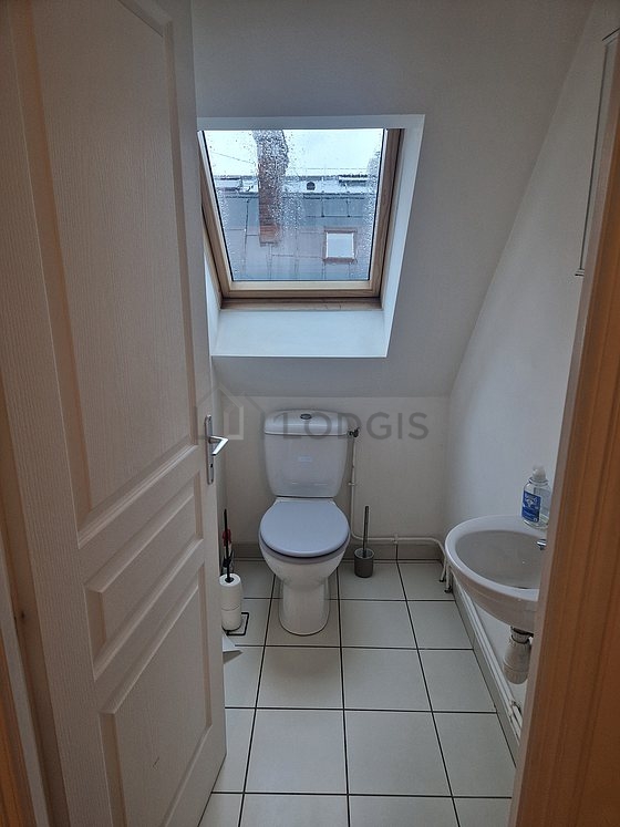Toilettes indépendantes de la salle d'eau