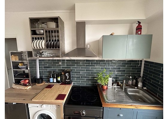 Belle cuisine avec du parquet au sol