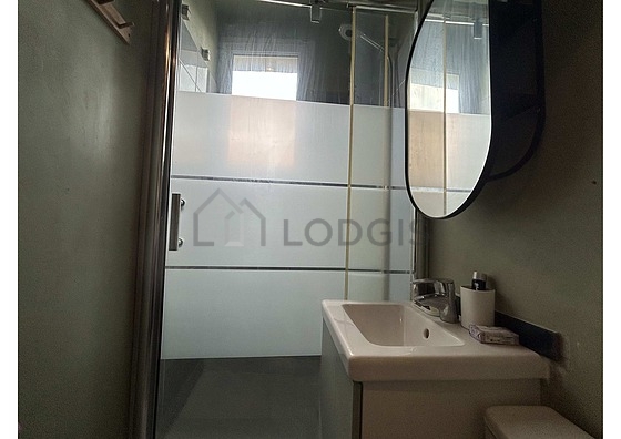 Salle de bain équipée de douche séparée