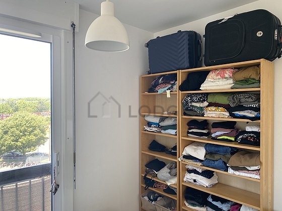Chambre avec fenêtres double vitrage