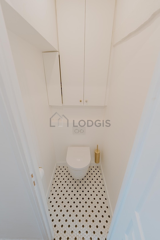 Toilettes indépendantes de la salle d'eau