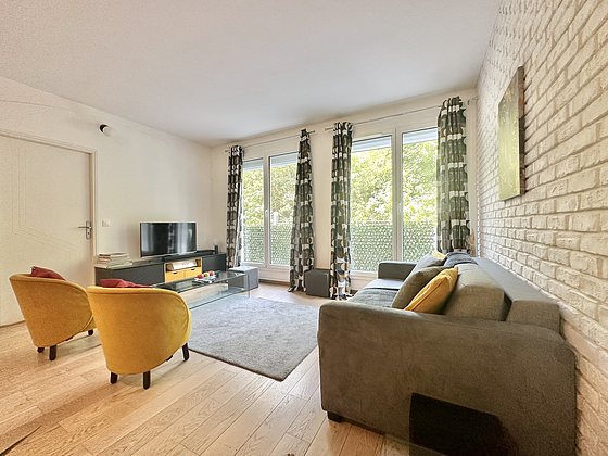 Séjour calme équipé de télé, 2 fauteuil(s), 1 chaise(s)