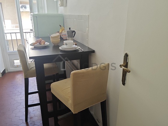 Cuisine équipée de lave linge, réfrigerateur, tabouret