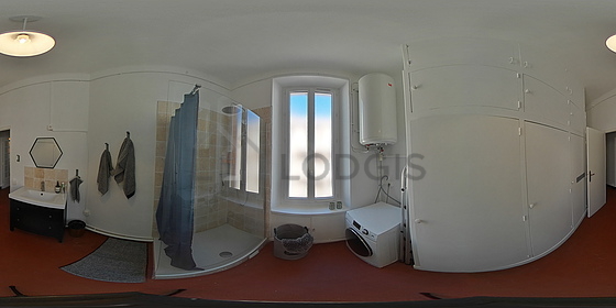 Salle de bain avec des tomettes au sol