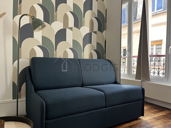Salon avec du parquet au sol