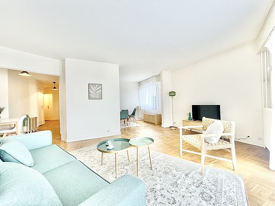 Salon de 14m² avec du parquet au sol