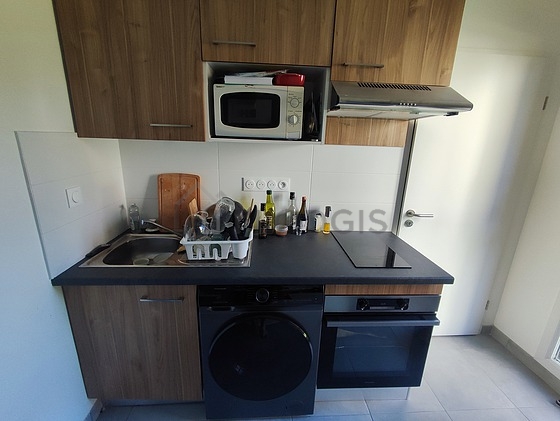 Cuisine équipée de lave linge, réfrigerateur