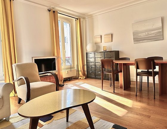 Large living room of 26m² with wooden floor