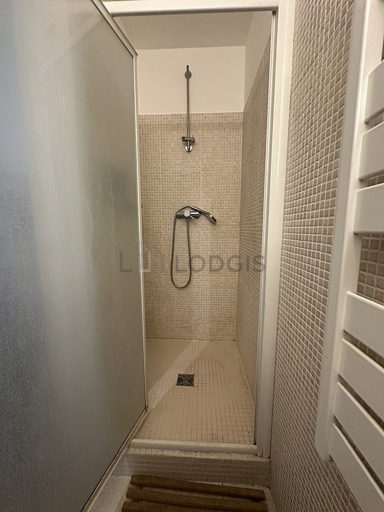 Belle salle de bain claire avec du carrelage au sol