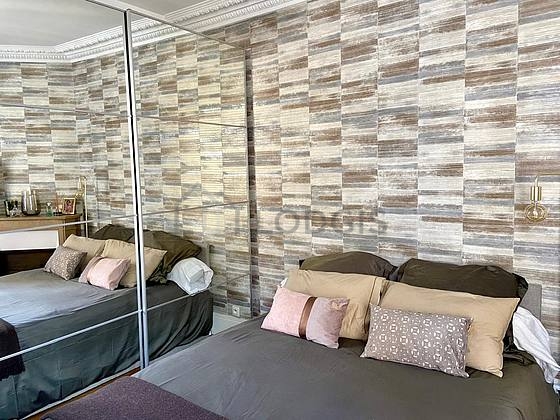 Chambre avec du parquet au sol