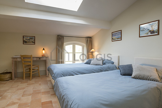 Chambre avec du carrelage au sol