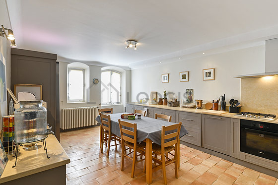 Cuisine équipée de lave linge, vaisselle