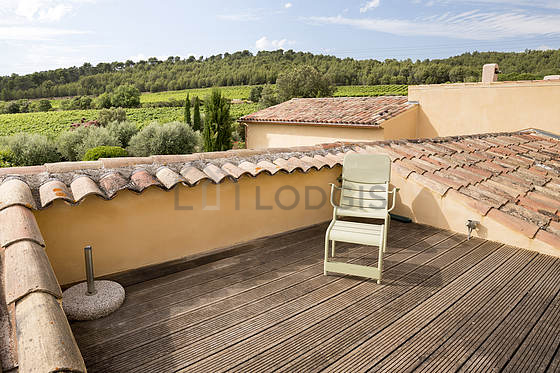 Terrasse avec du parquet au sol