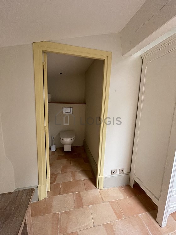 Toilettes indépendantes de la salle d'eau