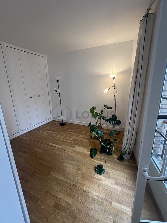 Chambre avec du parquet au sol