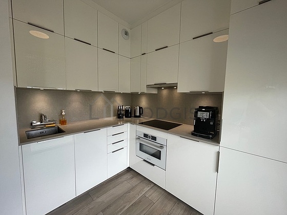 Cuisine avec du parquet au sol
