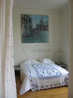 Bedroom of 12m² with woodenfloor