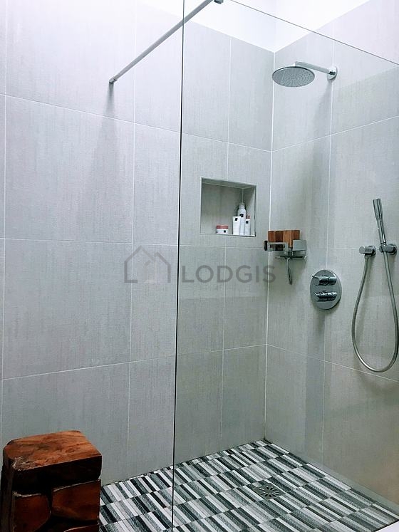 Salle de bain avec du carrelage au sol