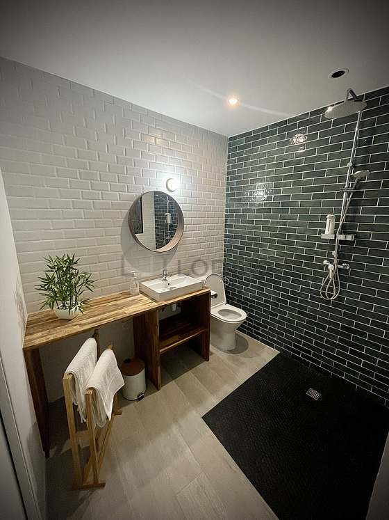 Salle de bain avec du parquet au sol