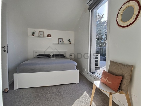 Chambre avec fenêtres