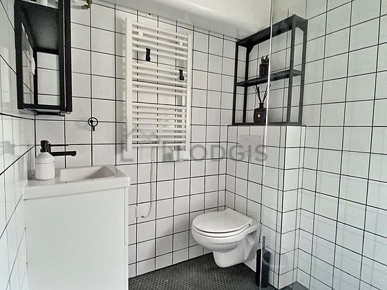 Salle de bain avec du carrelage au sol